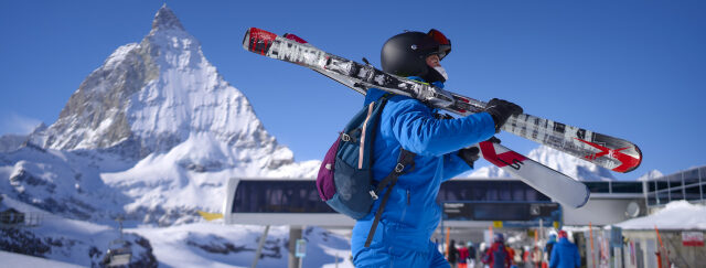 スポーツデポで並ぶさまざまなスポーツ用品の陳列棚、用途別に整理され選びやすい様子